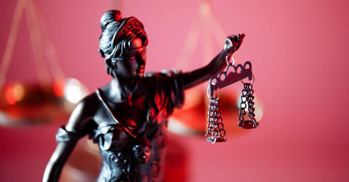 Como capa da matéria “Barbie e o Direito: Qual é a relação?”, vemos uma miniatura de uma estátua da justiça.