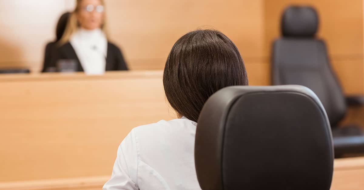 Como capa da matéria “Como preparar uma boa sustentação oral”, vemos uma advogada sentada em uma mesa no tribunal.