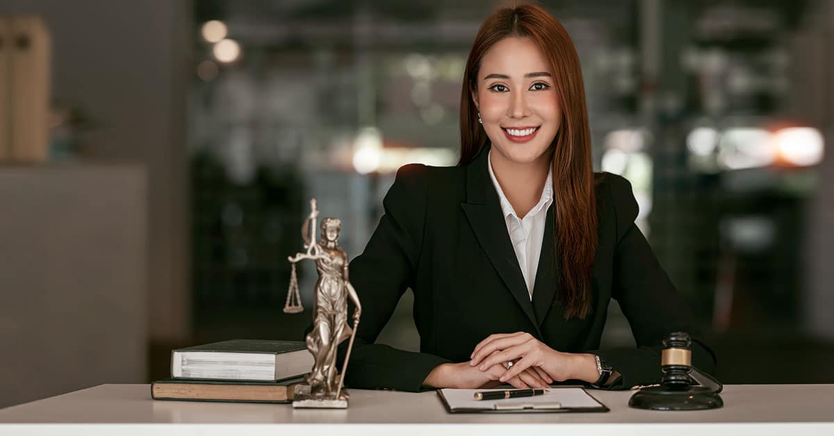 Como capa da matéria “13 dicas para advogados autônomos”, vemos uma advogada sentada em uma mesa de escritório.