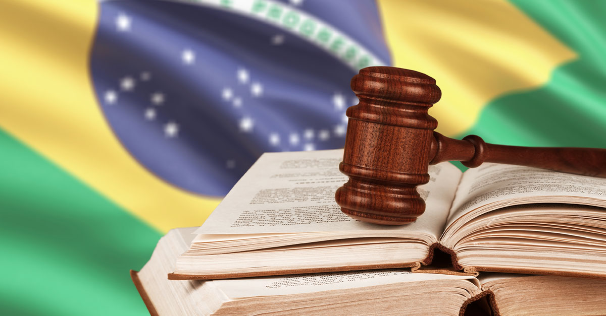 Como capa da matéria “As 12 leis mais bizarras do Brasil”, vemos um martelo de juiz sobre livros com a bandeira do Brasil ao fundo.